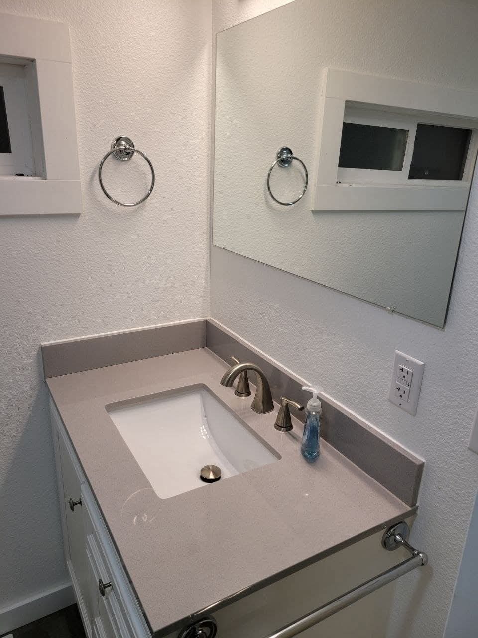 Building Photo - 1528 E Orman Ave