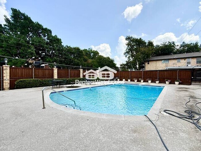 Building Photo - 2 Bed / 2 Bath Condo in Gated, Secluded Co...