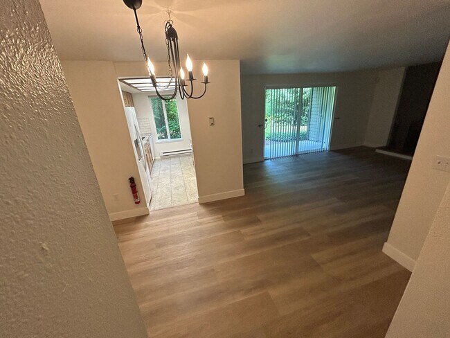 Building Photo - 3 Bed, 1.75 bath Condo w/2 parking spots i...
