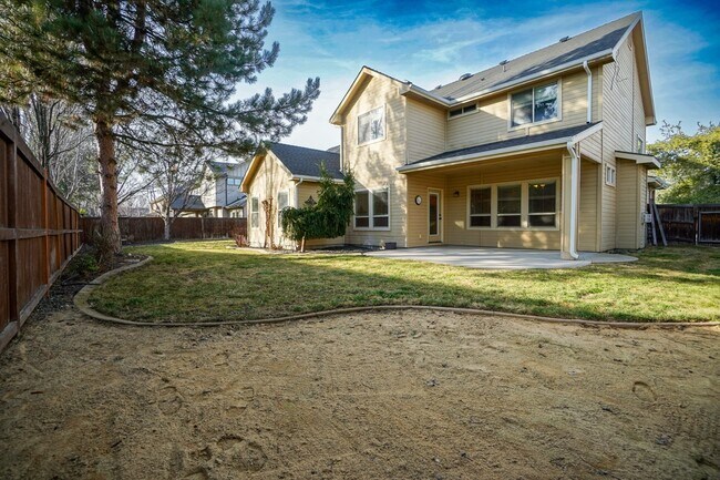 Building Photo - 2319 E Challis St