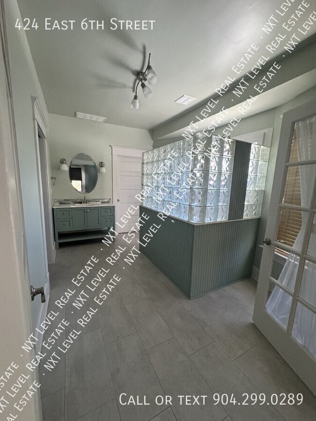 Building Photo - 424 E 6th St