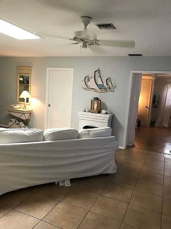 Building Photo - 5-Bedroom Pool Home with 2 Full Baths - Spacious 2373 Sq Ft Home in Englewood's Prime Location!"