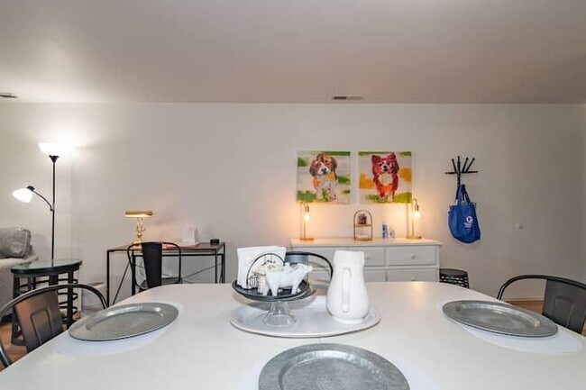 Building Photo - 565 Primrose Dr