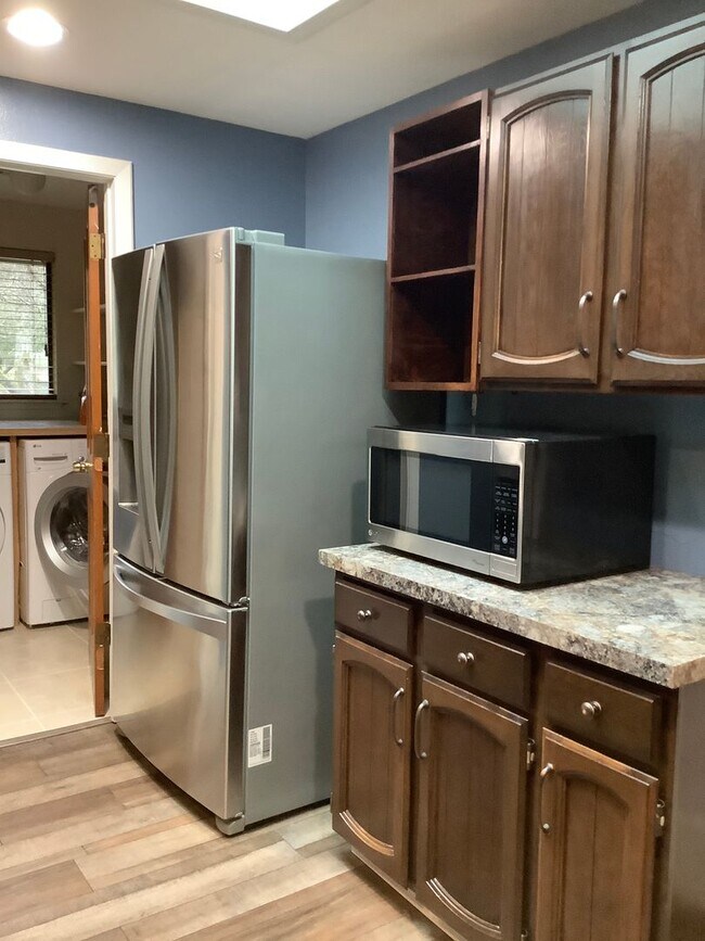 Building Photo - 1 STORY RAMBLER 3 BED 1.5 BATH IN PORT ORCHARD