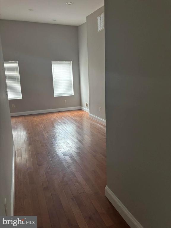 Building Photo - 411 Robert St