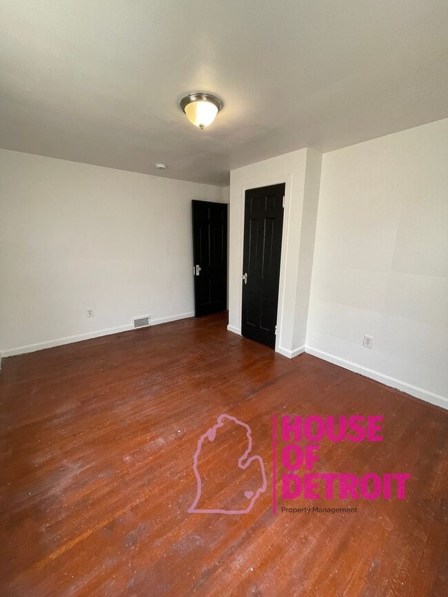 Building Photo - Summer Special~ 3 BEDROOM | 1 BATH | FREE ...