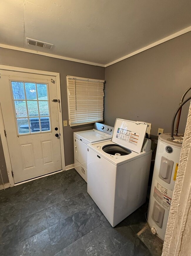 Building Photo - Hayesville Farmhouse