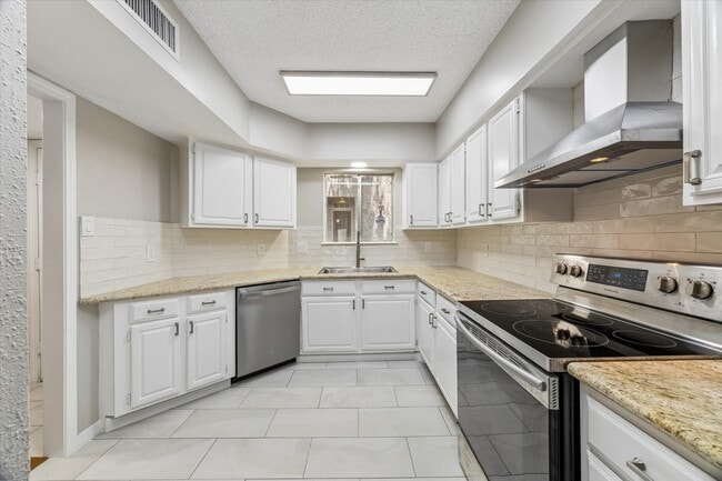 Building Photo - 995 Memorial Village Dr