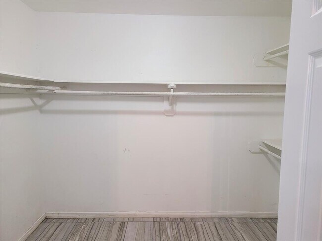 Building Photo - 15030 Vistamont Dr