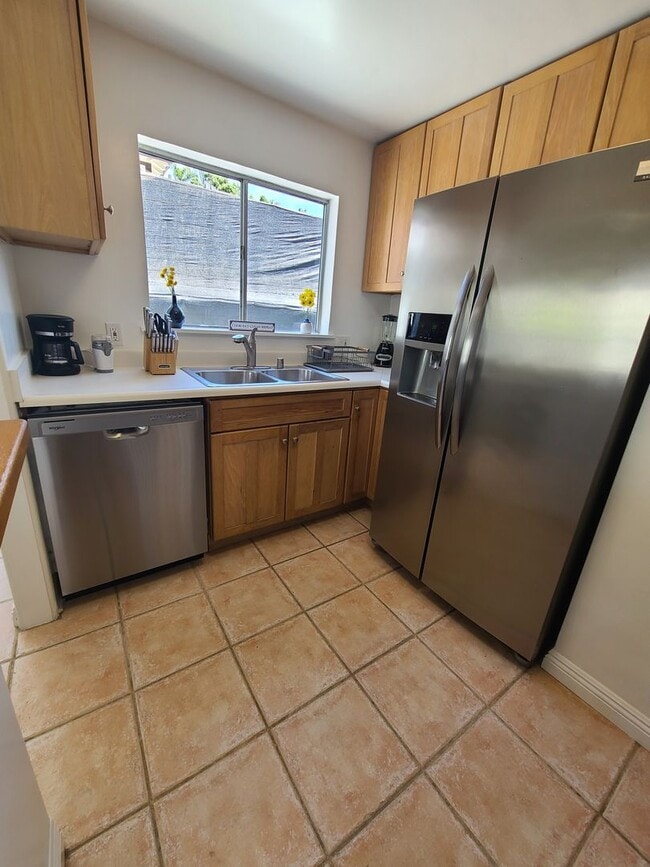 Building Photo - Charming 2 Bed 1 bath "fully furnished mon...