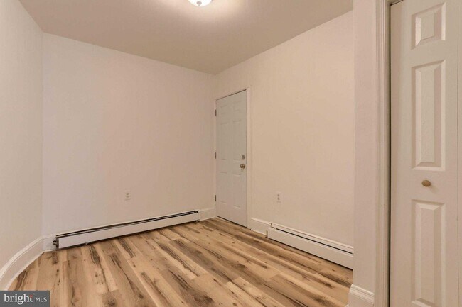 Building Photo - 825 Scull St