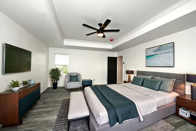 Building Photo - 5 bed | 3 bath | Corner lot | Fully remode...