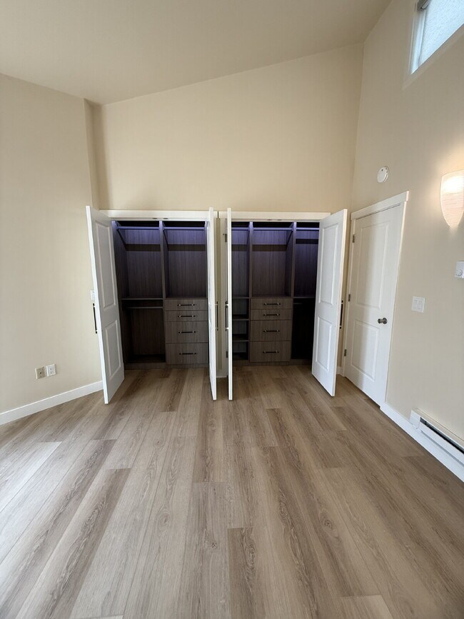 Building Photo - Fully Remodeled Bellevue Condo Available Now!