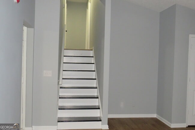 Building Photo - 2060 Bedford Ct