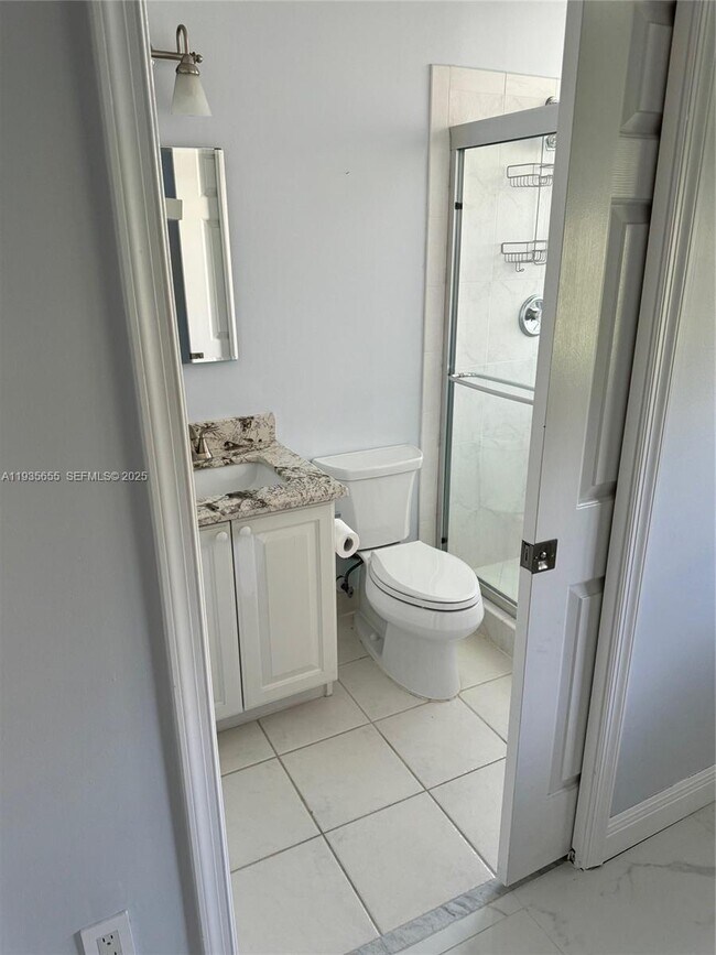 Building Photo - 652 W Palm Aire Dr