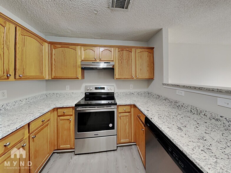 Building Photo - 6332 Hickory Ln Cir