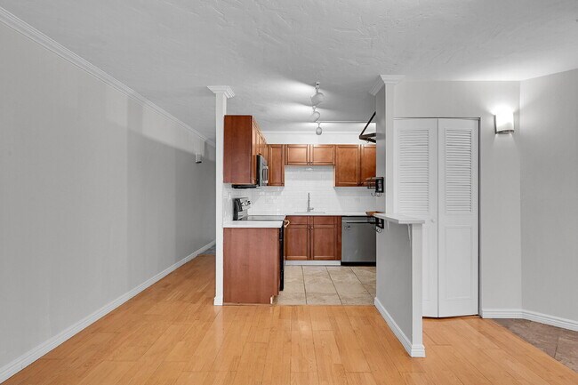 Building Photo - $1,645 - 1 Bed, 1 bath Condo in Denver wit...