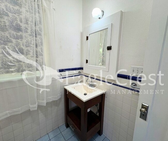 Building Photo - Beautifully Renovated Historic 3 Bedroom Home