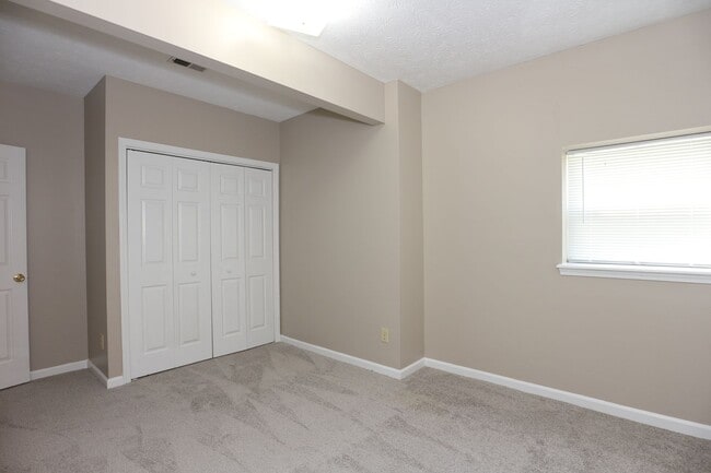 Building Photo - Large 5 Bedroom Westfield Home!