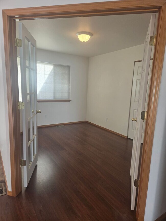 Building Photo - Charming 3 Bed / 2 Bath Single-Level Home in CDA – Available Now!