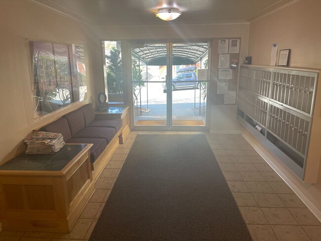Building Photo - Cute and Cozy East Queen Anne Condo with 2...