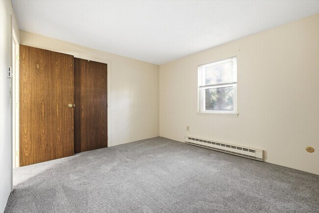 Building Photo - 504 River Rd