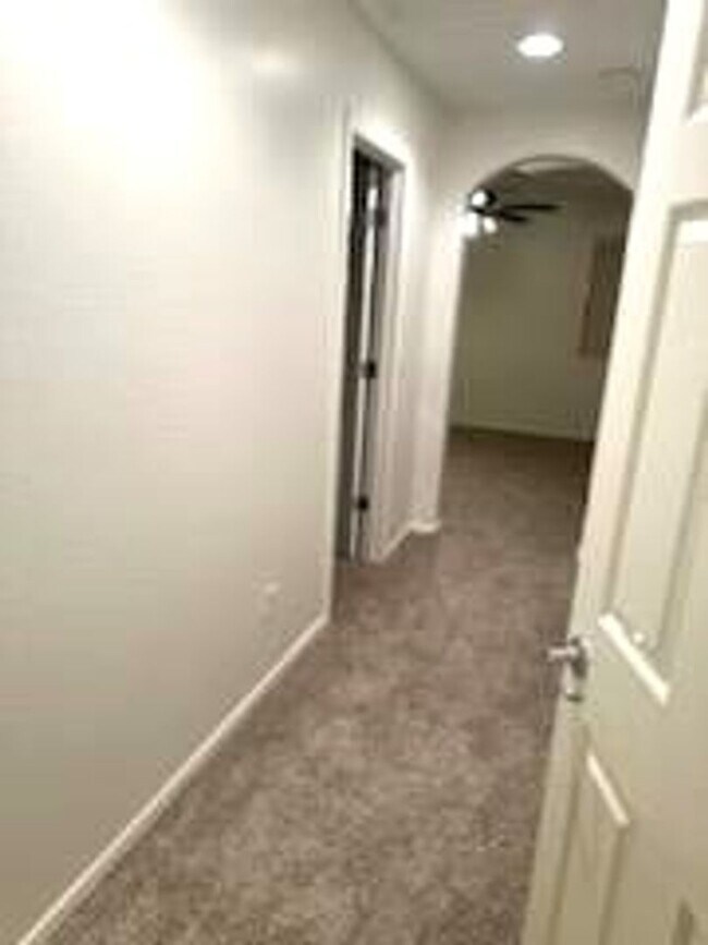 Building Photo - Great 4 bed 2.5 home near community pool!