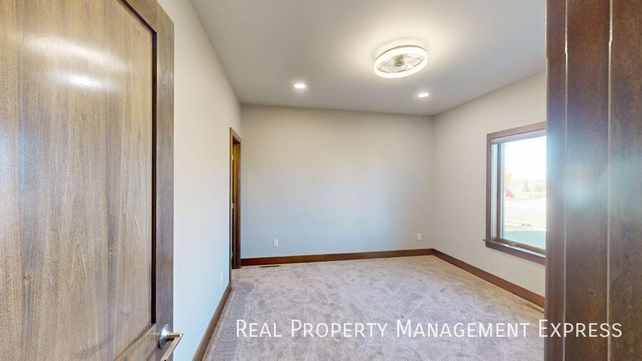 Building Photo - Beautiful 7 Bedroom 4 Bath Residence with ...