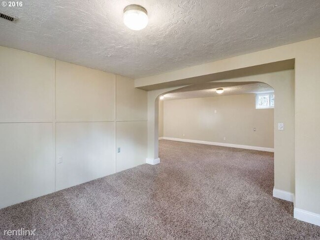 Building Photo - 3 br, 2 bath House - 7130 SW Canyon Drive