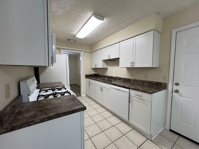 Building Photo - Adorable 3/2 on large corner lot
