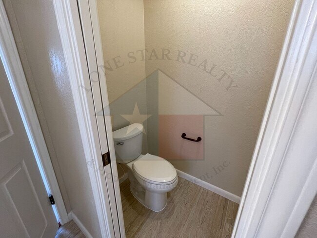 Building Photo - 1303 August Dr