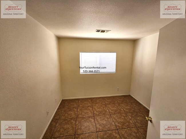 Building Photo - Midvale Park Home with 4 bedrooms and 2 baths