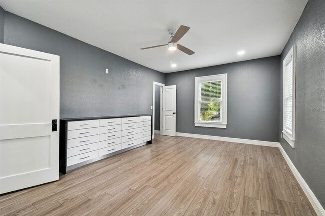 Building Photo - 6810 N Navin Ave