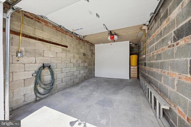Building Photo - 609 Latham Dr