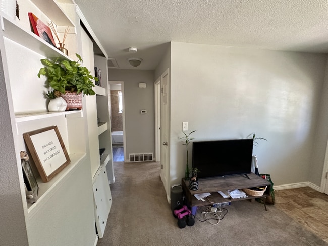 Building Photo - Available December! Cosy duplex in Potter Highlands!