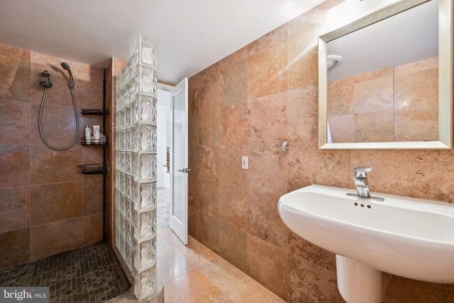 Building Photo - 6 Spring Hill Ct