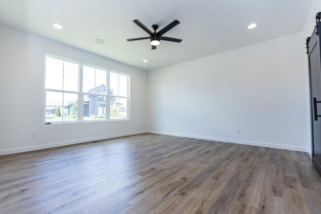 Building Photo - Executive Property located in Republic with a "furnished option" Don't miss this showstopper!!