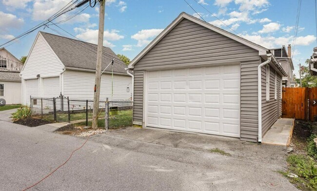 Building Photo - RENT SPECIAL! 1/2 FIRST MONTHS RENT IF DEPOSIT PLACED BY 3/31!