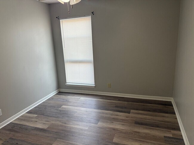 Building Photo - 515 Basswood Ave