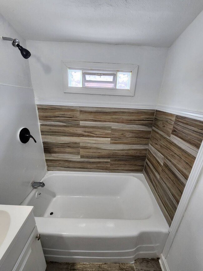 Building Photo - 3820 E.,142nd St., Cleveland, OH 44128