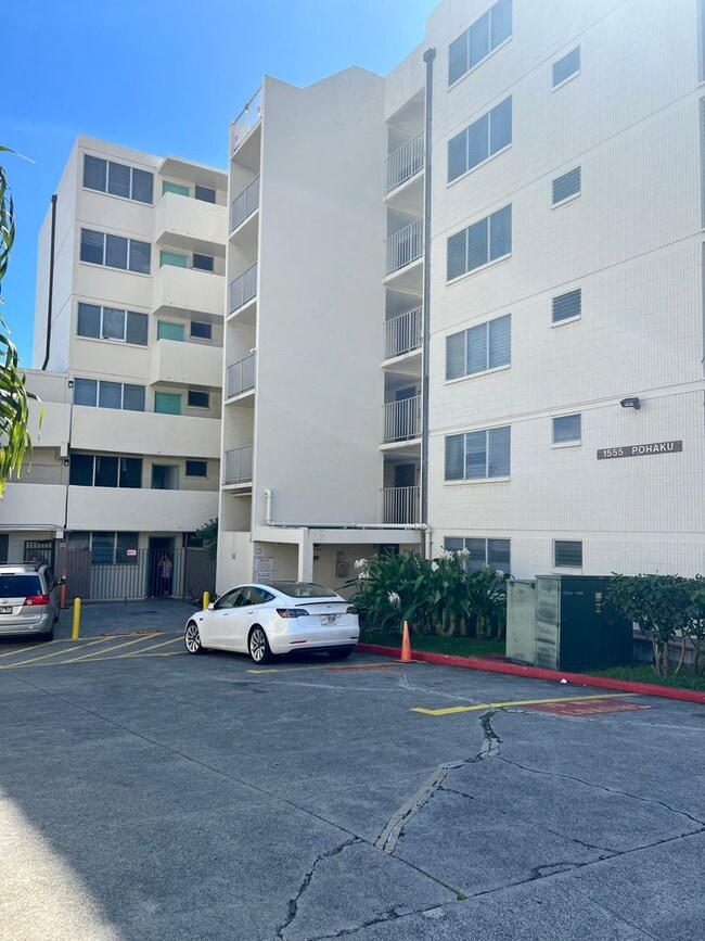Building Photo - Charming 1/1/1 Ground Floor Unit with Lana...