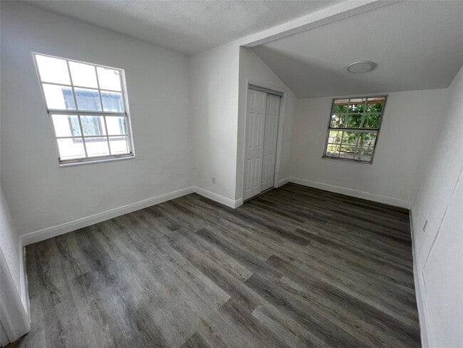 Building Photo - 5615 SW 40th St