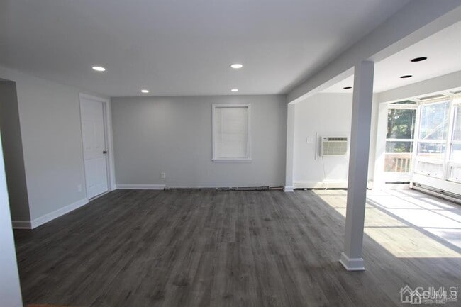 Building Photo - 2 Maple Ave