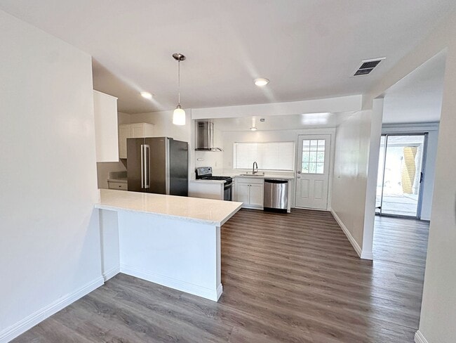Building Photo - 812 Bracken Ave