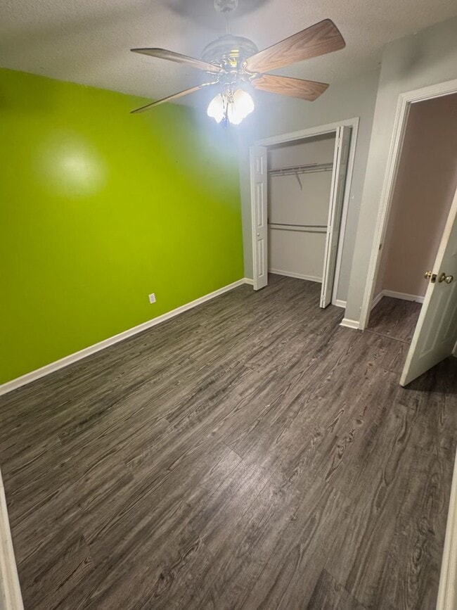 Building Photo - Charming and Spacious 3BR 2BA Home w/ Full Kitchen Suite + Garage + Optional Boat Launch Access i...