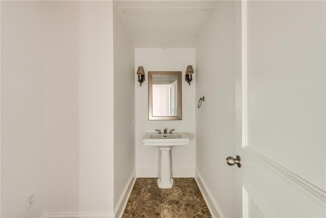 Building Photo - 2885 Woodside St