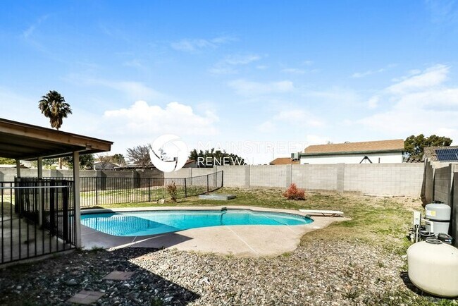 Building Photo - 3 Bedroom Pet-Friendly Home in Glendale, AZ with Main Street Renewal