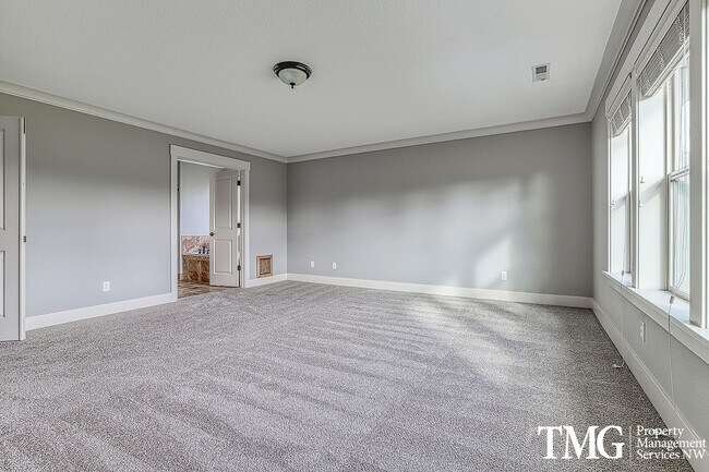 Building Photo - Large Pet Friendly 3 bed 2.5 bath home in ...