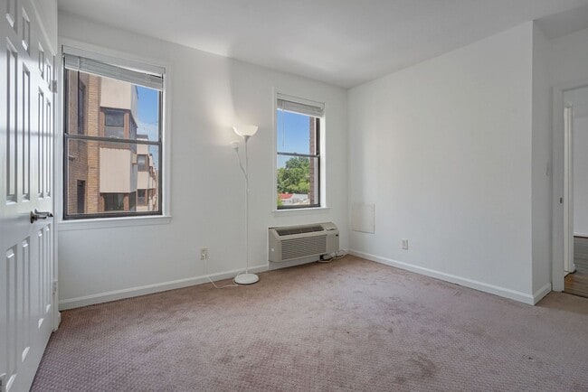 Building Photo - One month free rent with a lease start dat...