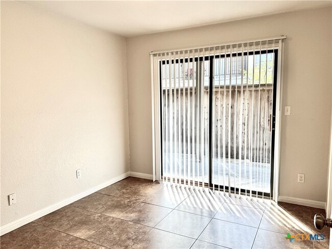 Building Photo - 1202 Thorpe Ln